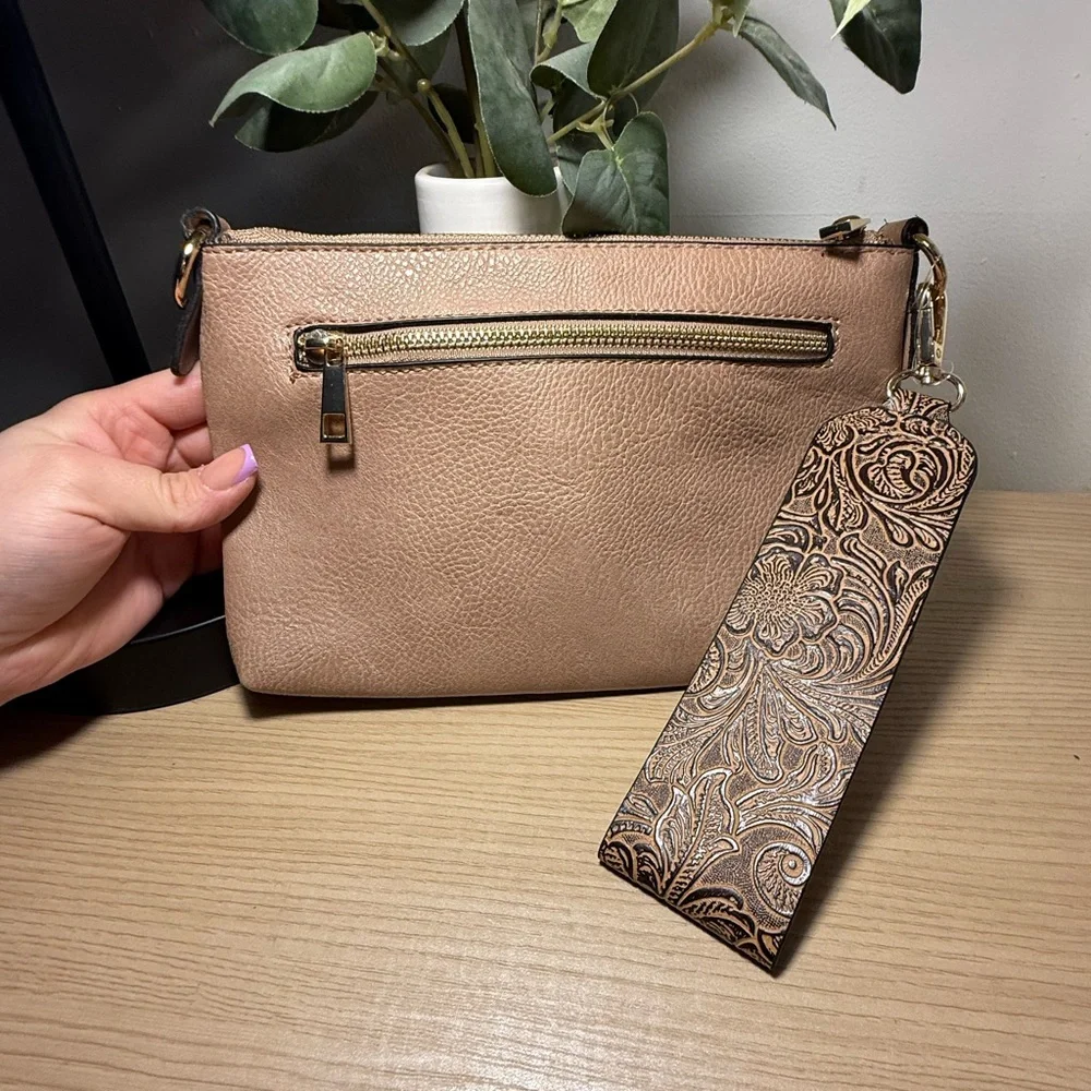 Cato wristlet NWOT - Picture 3 of 6